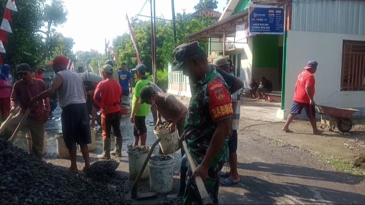 Perbaiki Infrastruktur Desa, Babinsa Bantu Cor jalan