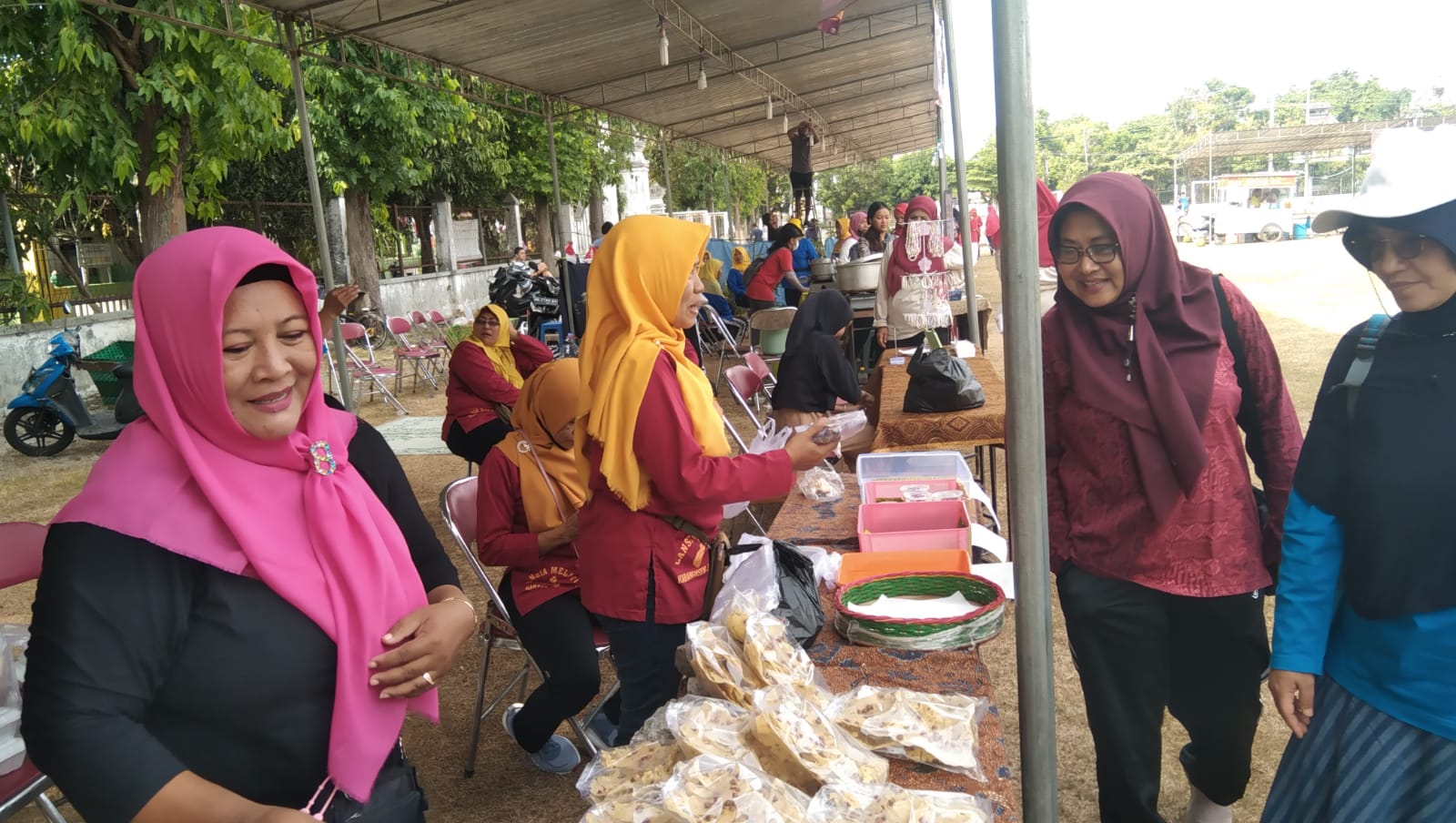 Peringati HUT Kemerdekaan RI Ke-78, Babinsa Karangasem Pantau Pelaksanaan Bazar di Wilayah Binaan