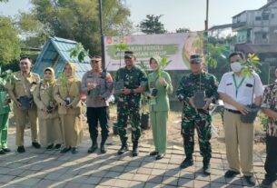 Peringati HUT RI Ke-78, Kodim 0735/Surakarta Gelar Baksos Pemberian Bantuan Paket Sembako Dan Penanaman Bibit Pohon