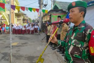 Peringati HUT RI ke-78, Babinsa Sertu Aris Susilo Pimpin Warga dan Nelayan Upacara Bendera