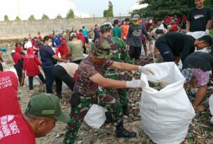 Personel Koramil 410-01/Panjang Terjunkan Personel Ikut Gotong-royong Clean Up Pantai Kabarti