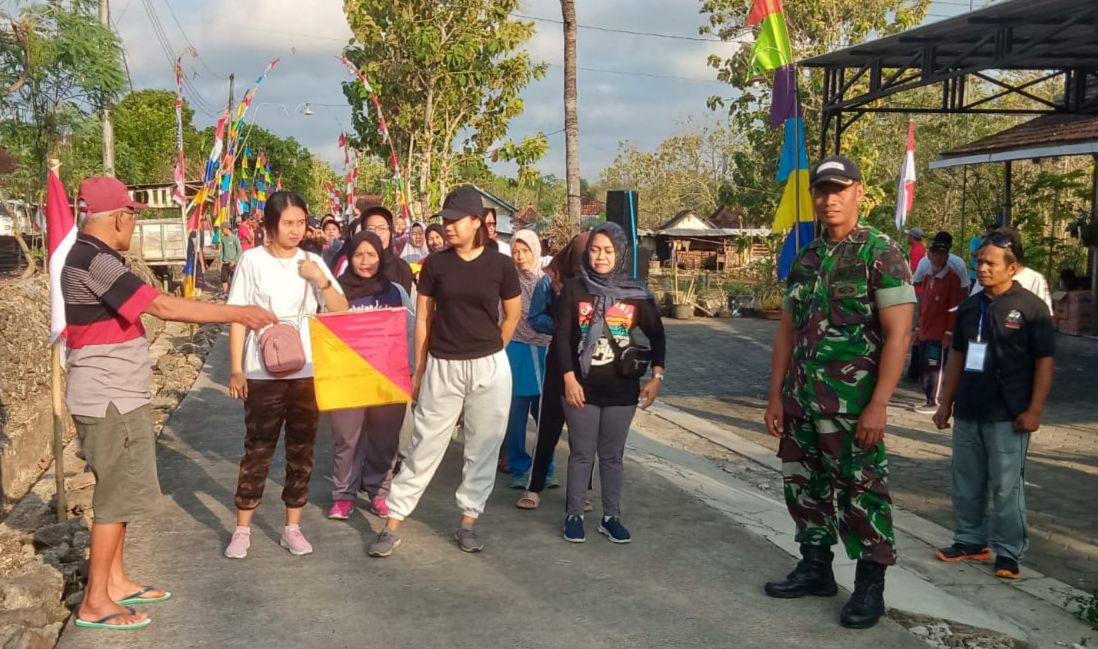 Personil Koramil Giritontro Amankan Jalan Sehat Sambut Kemerdakaan Republik Indonesia