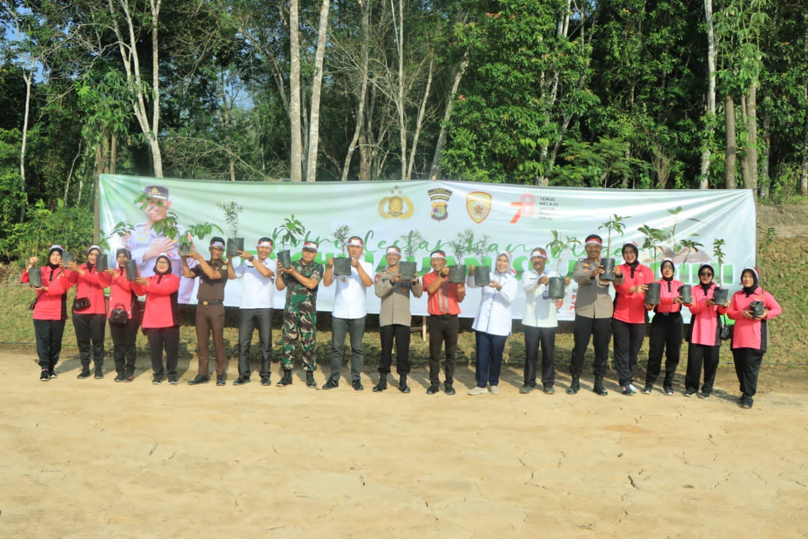 Polri Lestarikan Negeri Penghijauan Sejak Dini, Polres Tulang Bawang Barat Tanam Ribuan Pohon.