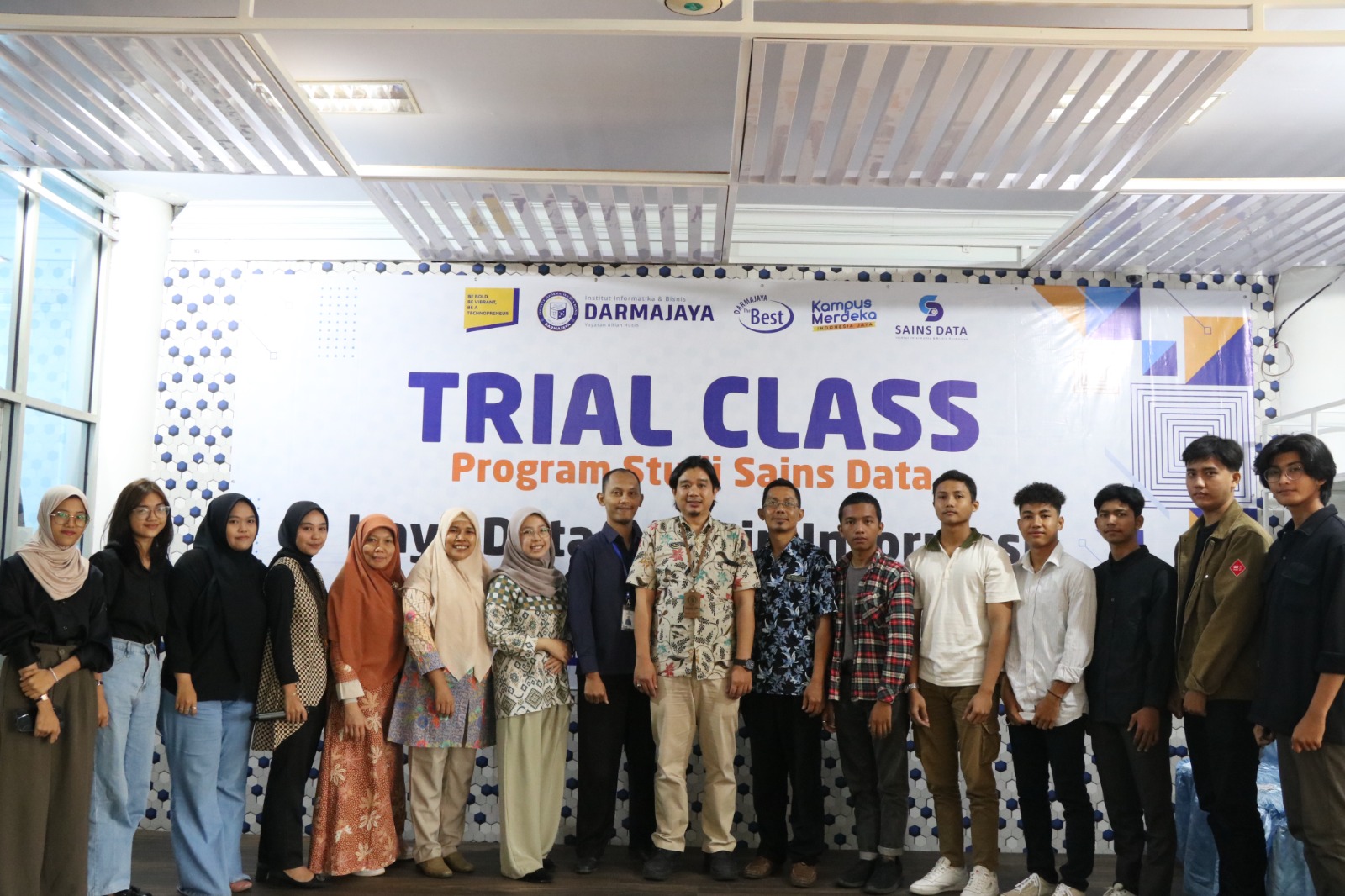 Prodi Sains Data Darmajaya Gelar Trial Class ”Kaya Data Miskin Informasi Apaan tuh..!
