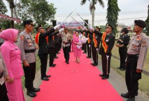 Prosesi pisah sambut Kapolres Way Kanan diawali dengan pengalungan selendang tapis