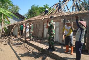 Ringankan Beban Warga, Tentara Di Manyaran Bantu Perbaiki Rumah Warga