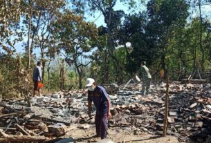 Rumah Paimin Terbakar, Babinsa Dan Warga Bahu-Membahu Bersihkan Puing-Puing Sisa Kebakaran