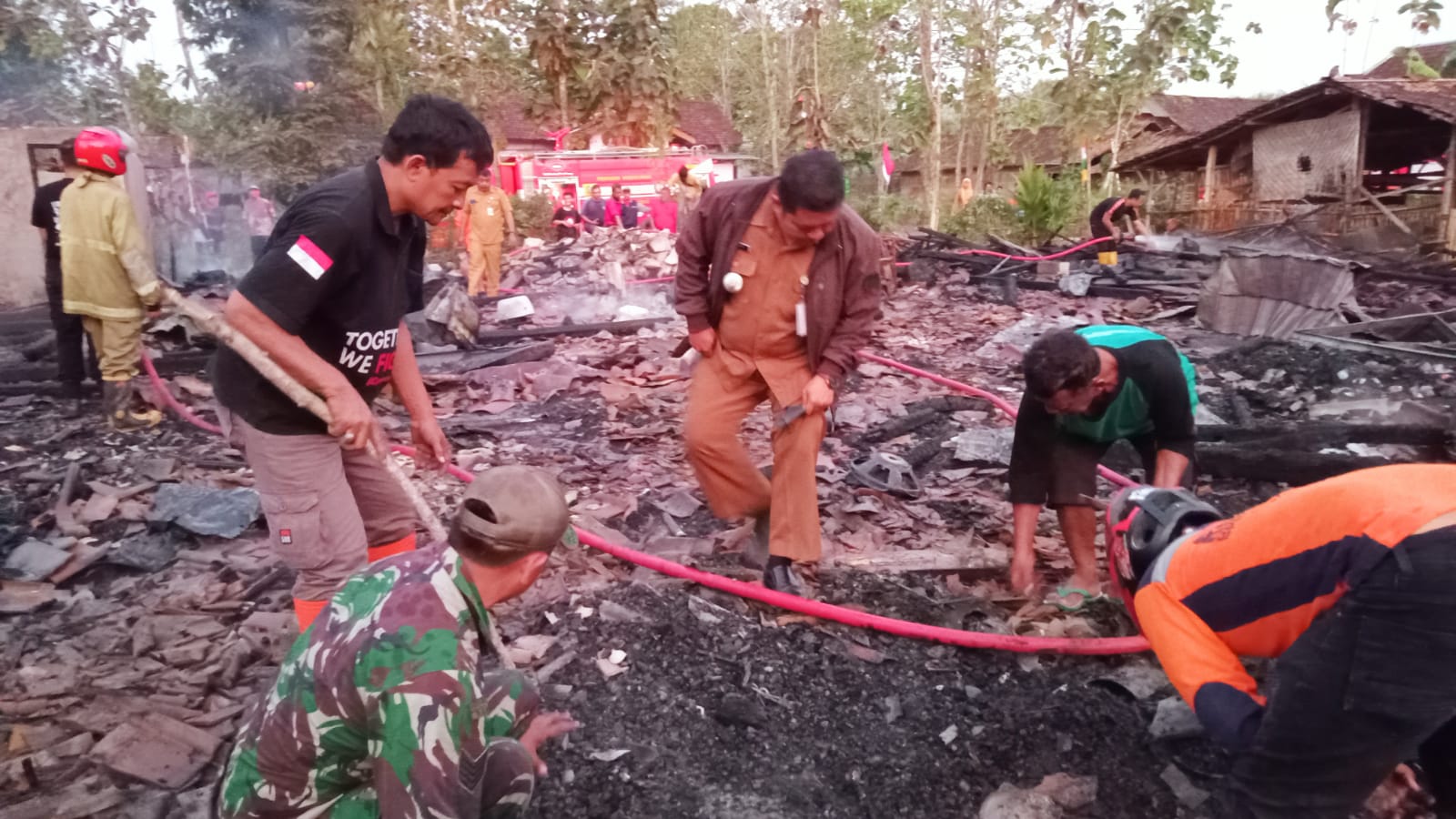 Rumah Sugiman Diamuk Si Jago Merah, Personil Koramil 08/Giriwoyo Bantu Padamkan Api