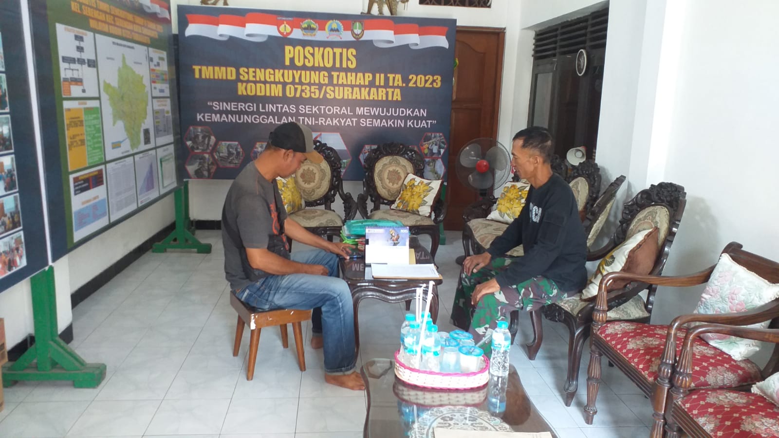Sambil Menyelam Minum Air, Di Sela Sela Kerja bakti TMMD, TNI Manfaatkan waktu Silaturahmi Dengan Warga.