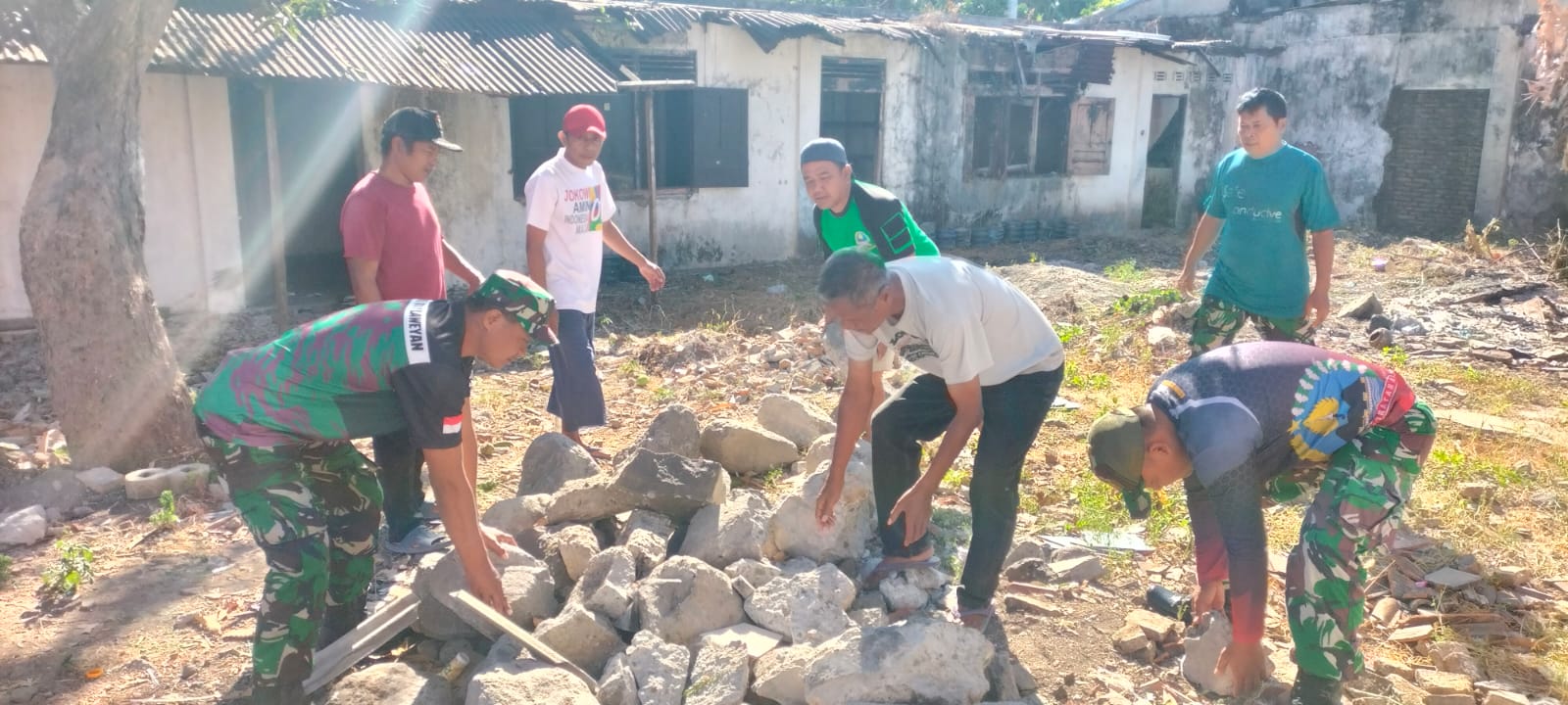 Sambut HUT Kemerdekaan RI KE-78,Danramil 01/Laweyan Pimpin Kerja Bakti di Wilayah Kelurahan Karangasem