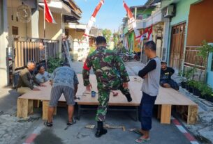 Sambut Malam Tirakatan HUT RI ke 78, Babinsa Tipes bersama warga gotong royong