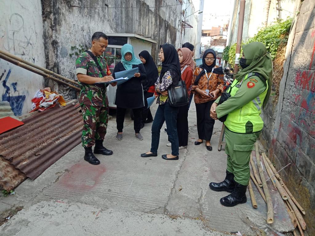 Semarakan HUT Kemerdekaan RI Ke-78, Babinsa Kepatihan Wetan Jadi Tim Juri Lomba Kebersihan Lingkungan