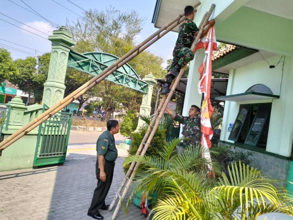 Semarakan HUT Kemerdekaan RI Ke-78, Koramil 04/Jebres Kobarkan Semangat Lakukan Pengecetan Dan Pembersihan