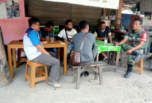 Sembari Nongkrong di Warung Kaki Lima, Babinsa Semanggi Laksanakan Pembinaan Teritorial di Wilayah Binaan