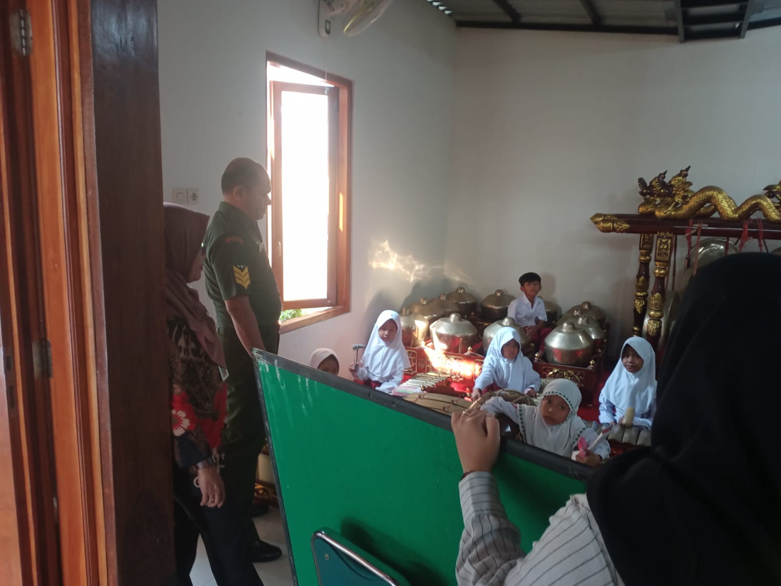 Ini Baru Keren..!!! Serka Jhony Ajak Generasi Muda Lestarikan Budaya Tradisional
