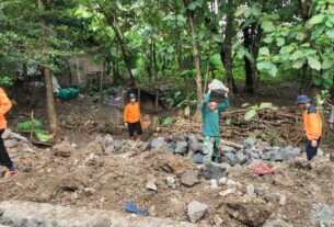 Sigap...!!! Babinsa Ketelan Bersama Warga Gotong-royong Perbaiki Saluan Air