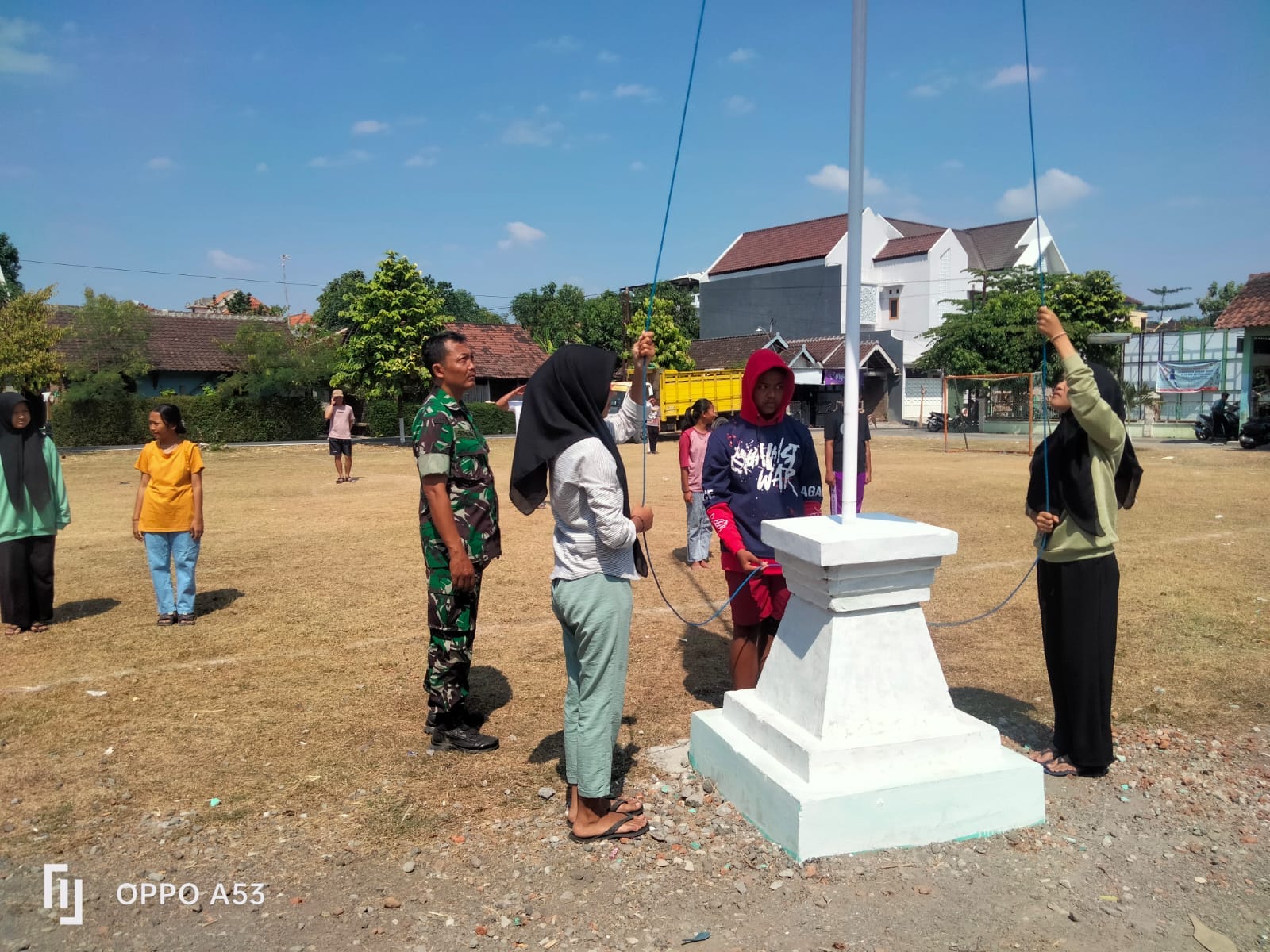 Sukseskan Upacara Bendera Peringati HUT Kemerdekaan RI Ke -78, Babinsa Jebres Latih Petugas Upacara