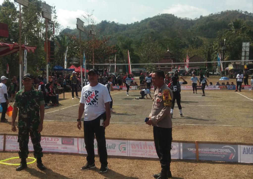 TNI Polri Amankan Jalannya Laga Semi Final Pertandingan Bola Volly Di Batuwarno