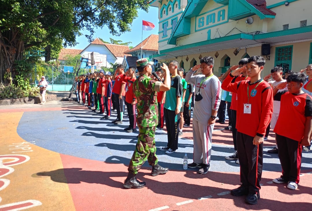 Tanamkan Kedisiplinan, Babinsa Kelurahan Gilingan Latihkan PBB Siswa SMAN 1 Surakarta