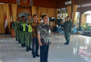 Tingkatkan Disiplin Dan Etos Kerja, Babinsa Timuran Latihkan PBB Kepada Staff Kantor Dan Anggota Linmas