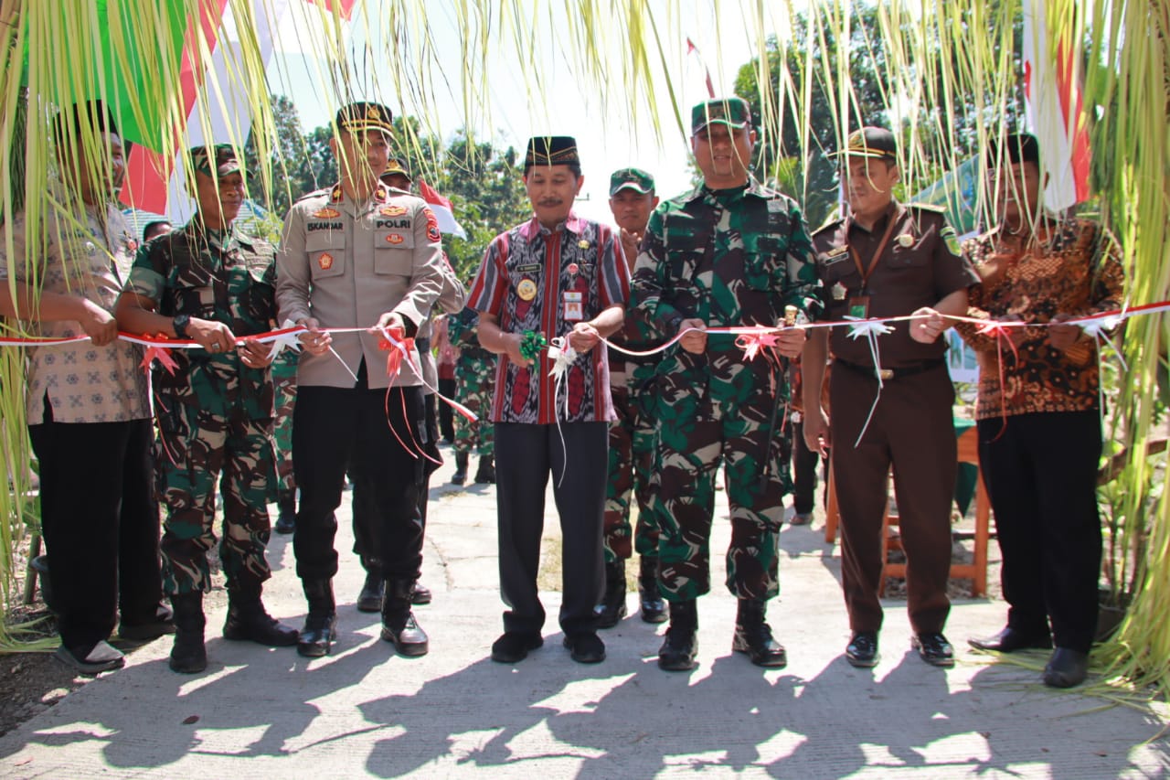 Tutup TMMD, Kodim Sragen bagikan Paket Sembako dan Nutrisi