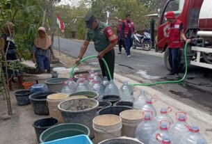 Upaya Atasi Kekeringan, Babinsa Bantu Distribusikan Air Bersih