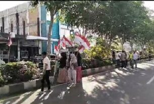 Partisipasi Pemuda/Pemudi Desa Drien Rampak Semarakkan HUT RI Ke - 78 Dengan Memasang Ratusan Helai Bendera Merah Putih