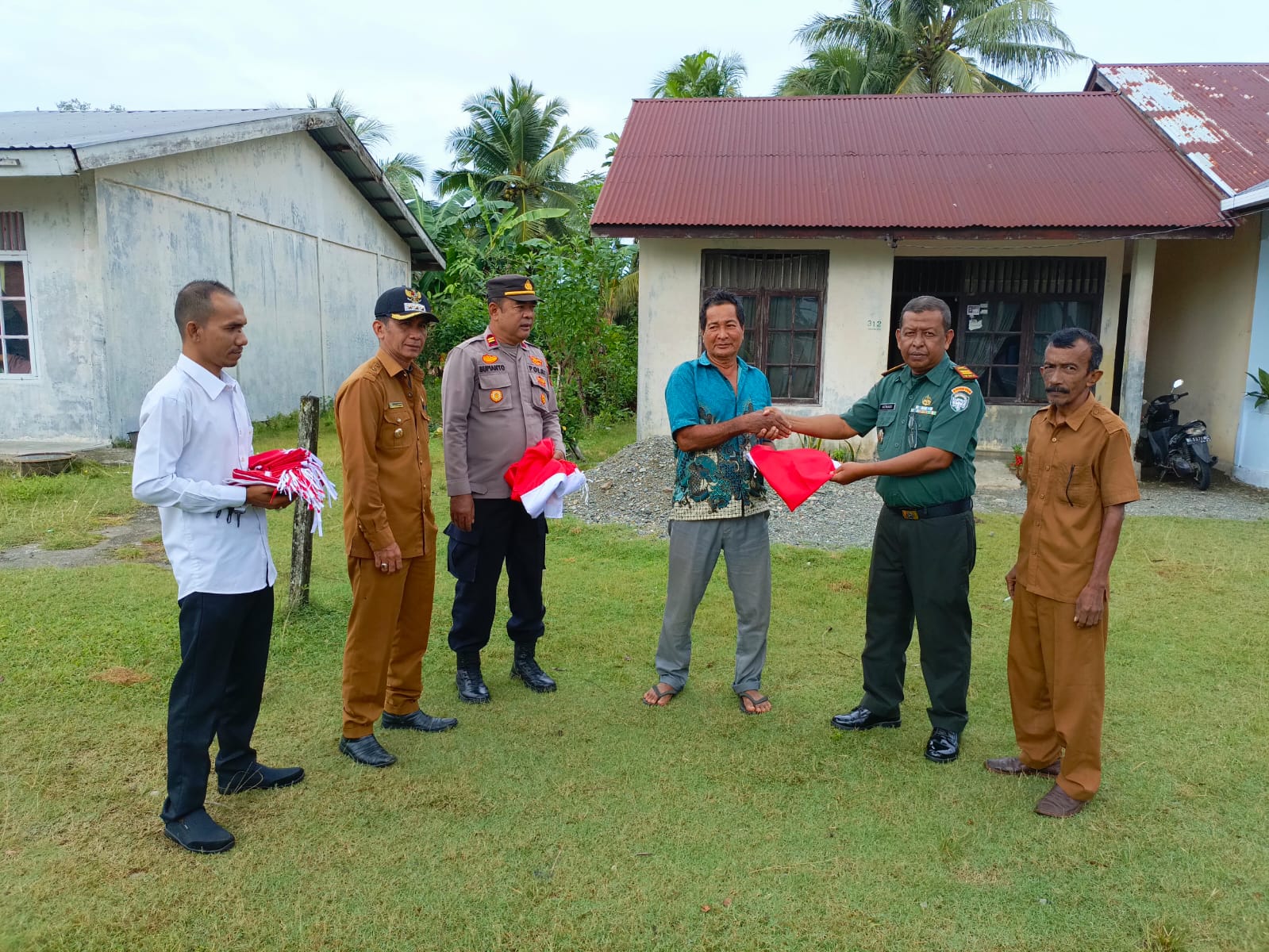 Semarakkan HUT RI Ke - 78, Forkopimcam Samatiga Bagikan Bendera Merah Putih Kepada Masyarakat