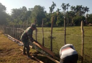 Babinsa Posramil 05/PC Bantu Warga Buat Pagar Kebun Yang Akan Ditanami Kacang Tanah