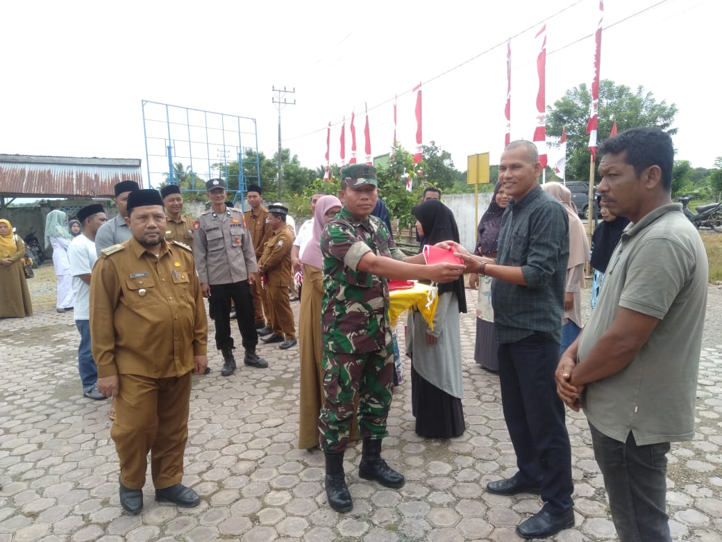 Rumah Warga Belum Pasang Bendera Merah Putih Didatangi Forkopimcam Woyla Barat, Diberi Bendera, Pasang Dan Hormat Bendera