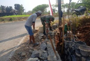 Wujud Nyata Babinsa Gotong Royong dalam Pembangunan Talud