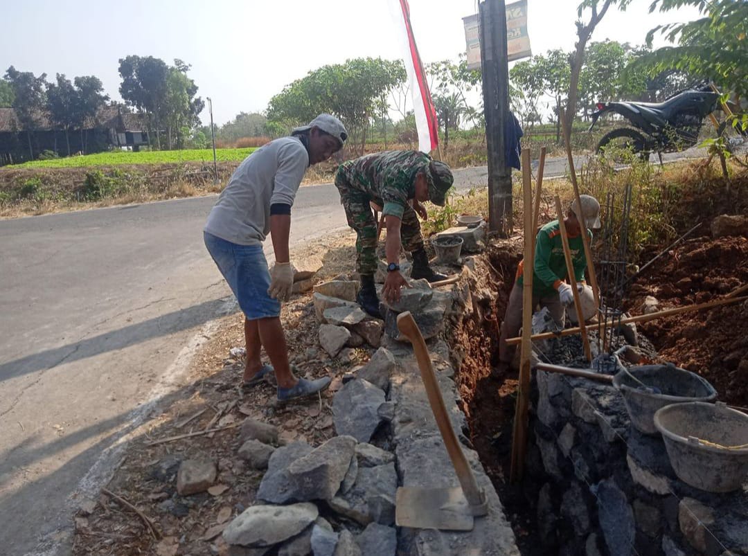 Wujud Nyata Babinsa Gotong Royong dalam Pembangunan Talud