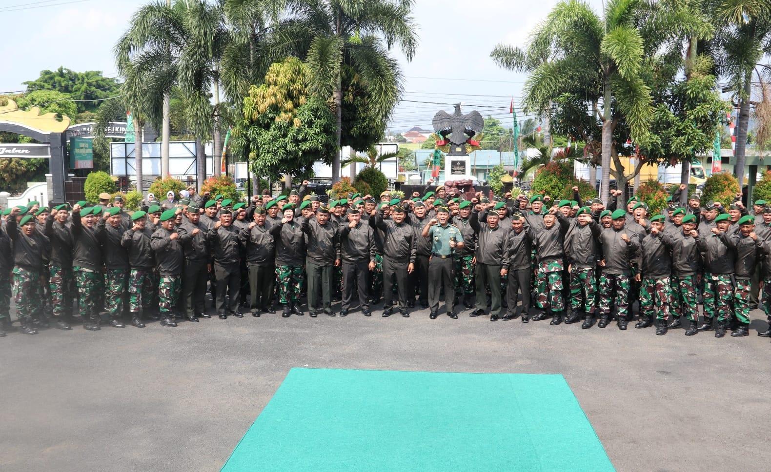 Wujud Perhatian Pimpinan, Dandim 0410/KBL Bagi-bagi Jaket Kepada Prajurit dan PNS
