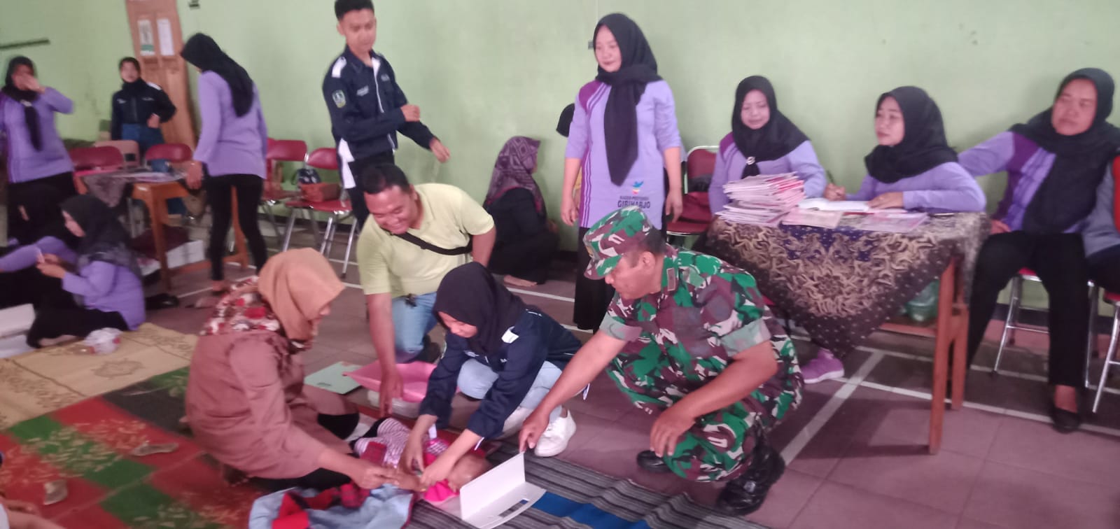Wujud Perhatian Dan Dukungan Tumbuh Kembang Anak, Pelda Paimin Berikan Pendampingan Posyandu Serentak Di Giriharjo