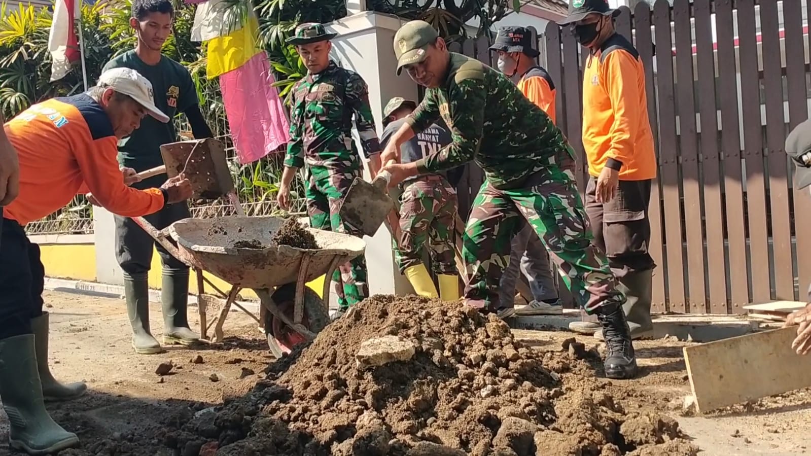 Yakinkan Pembangun Saluran Air Selesai Tepat Waktu, Personel Satgas KBD Tahap VII Koramil 02/Banjarsari Pergencar Pengerjaannya