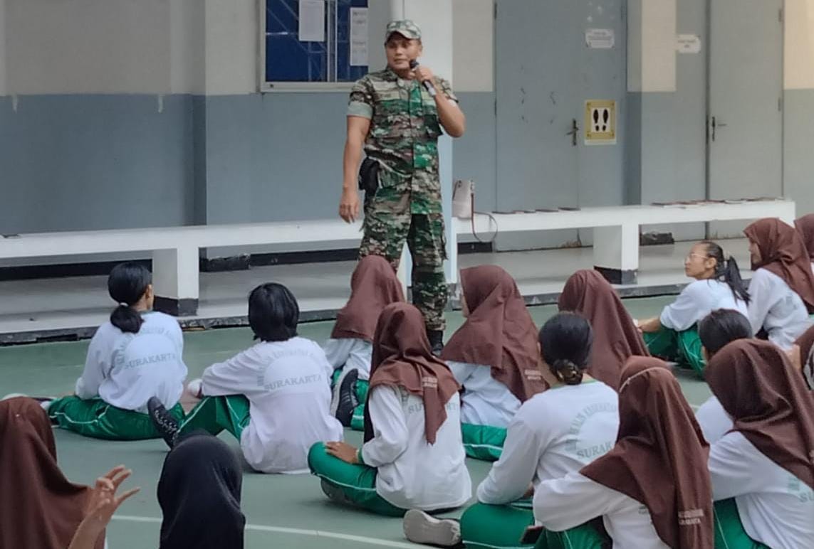 Ada Tujuan Apa, Serma Yudhi Widianto Datangi SMK Analis Kesehatan Nasional Surakarta