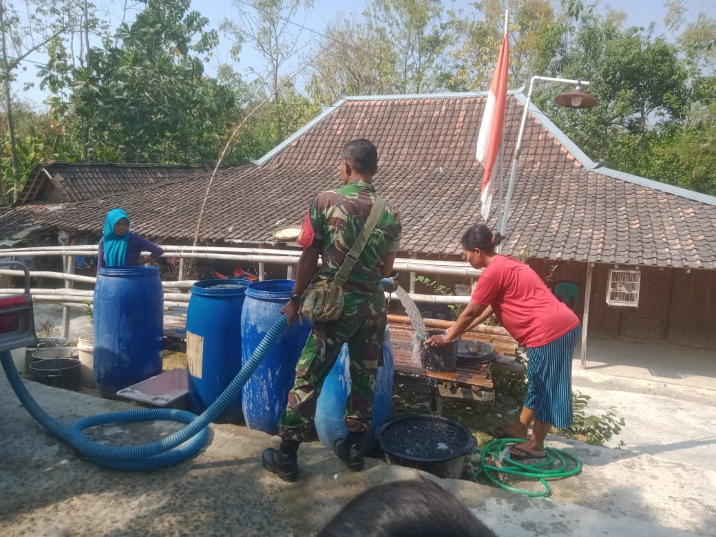 Atasi Kekeringan, Babinsa Bersama BPBD Salurkan Air Bersih di Desa Gilirejo