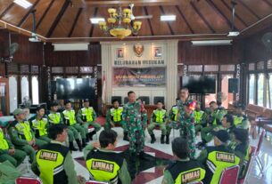 Kompak..!! Babinsa Bersama Bhabinkamtibmas Latihkan Materi PBB Kepada Satlinmas