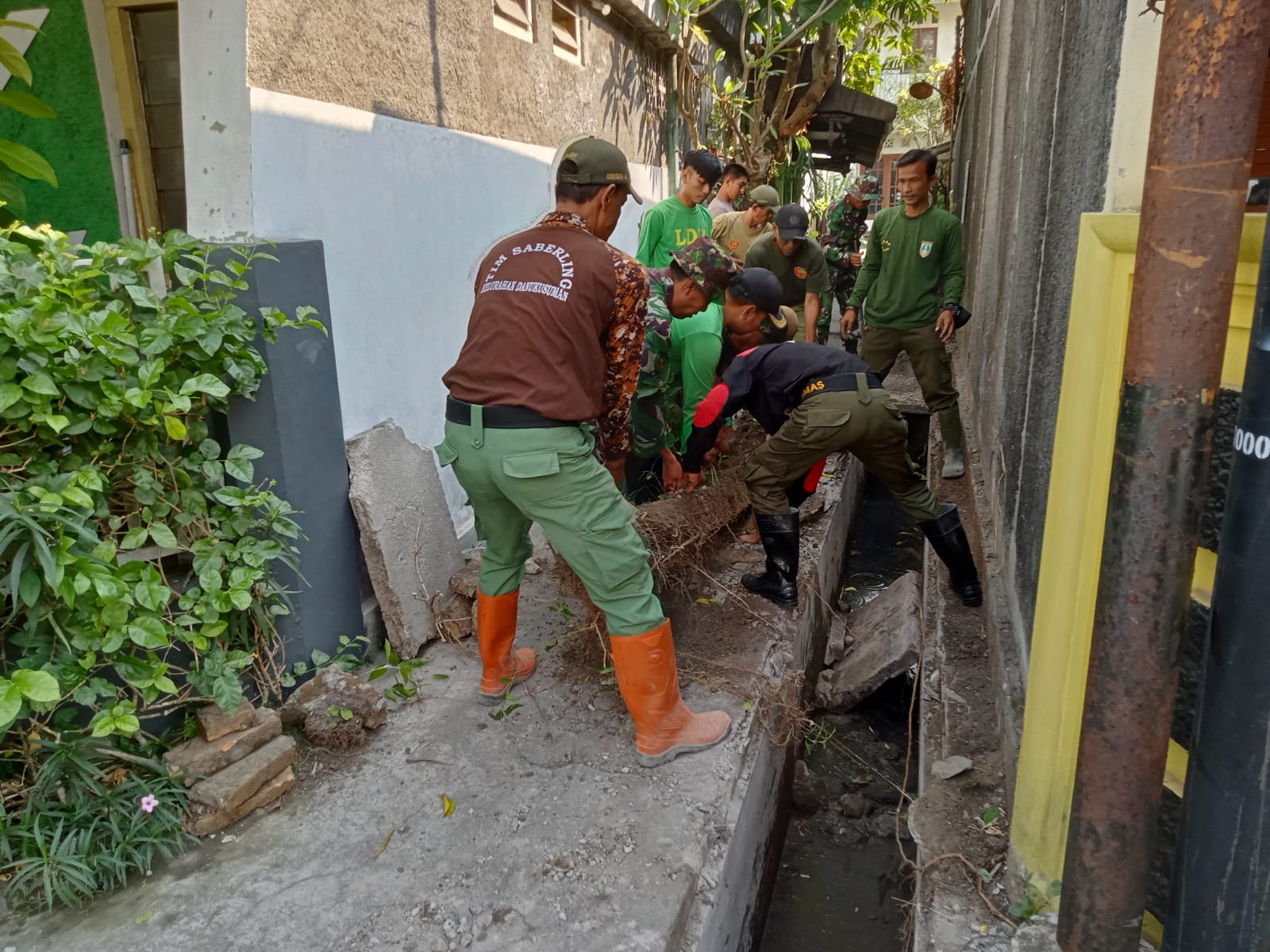 Babinsa Danukusuman Semangat Bahu Membahu Kerja Bakti Bangun Saluran Air