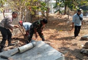 Keren..!! Babinsa Karangasem Pelopori Kerja Bakti di Wilayah Binaan