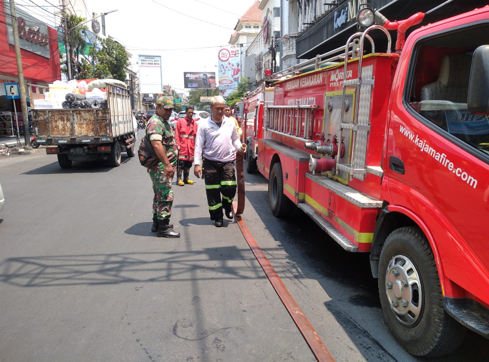 Babinsa Kemlayan Amankan Lokasi Paska Kebakaran