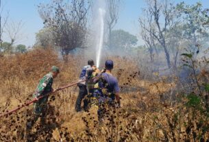 Babinsa Koramil Cepogo Bantu Padamkan Kebakaran Lahan