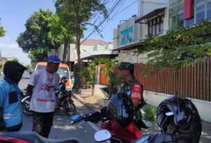 Babinsa Kratonan Datangi Juru Parkir Untuk Laksanakan Komunikasi Sosial