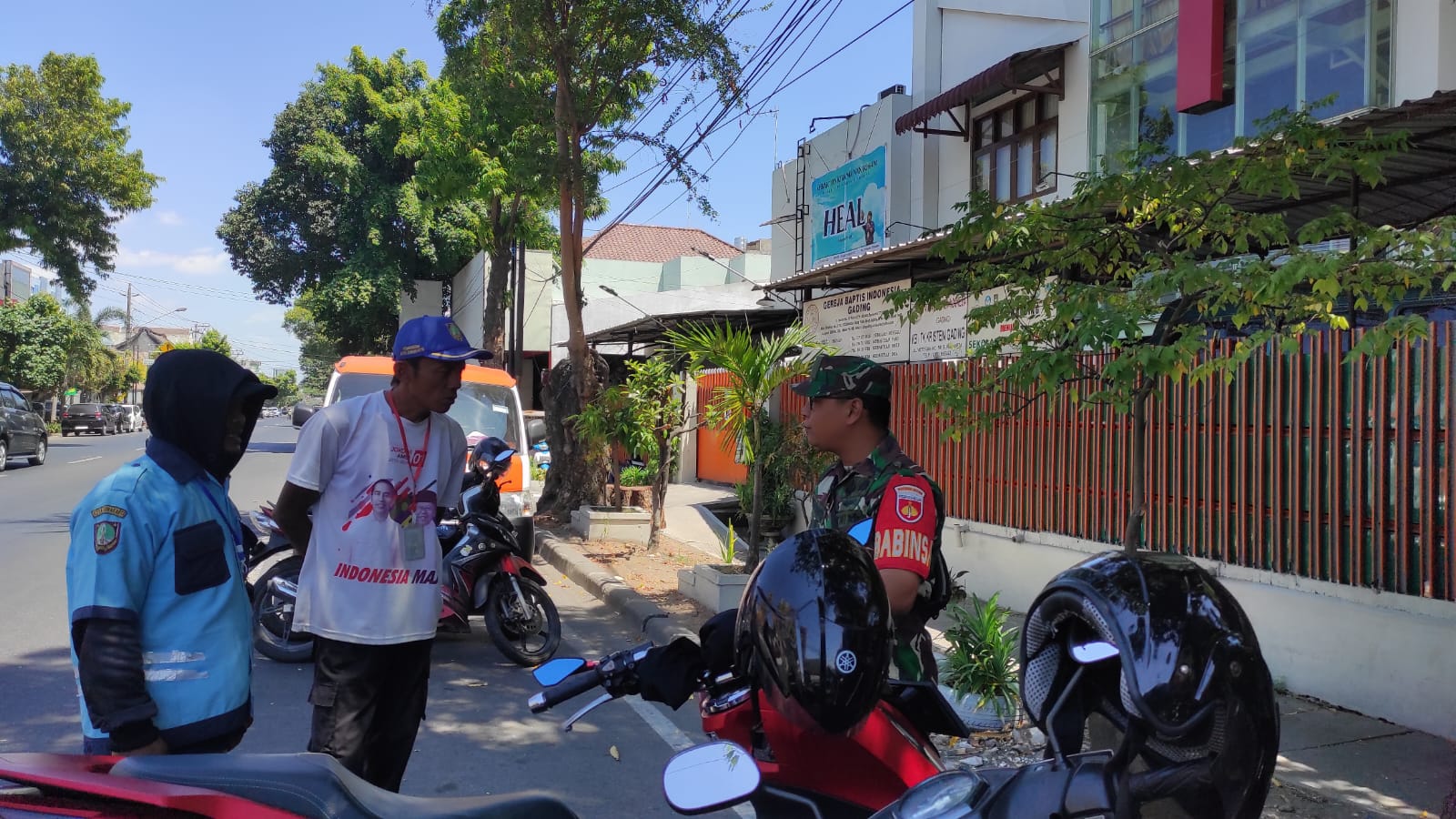 Babinsa Kratonan Datangi Juru Parkir Untuk Laksanakan Komunikasi Sosial