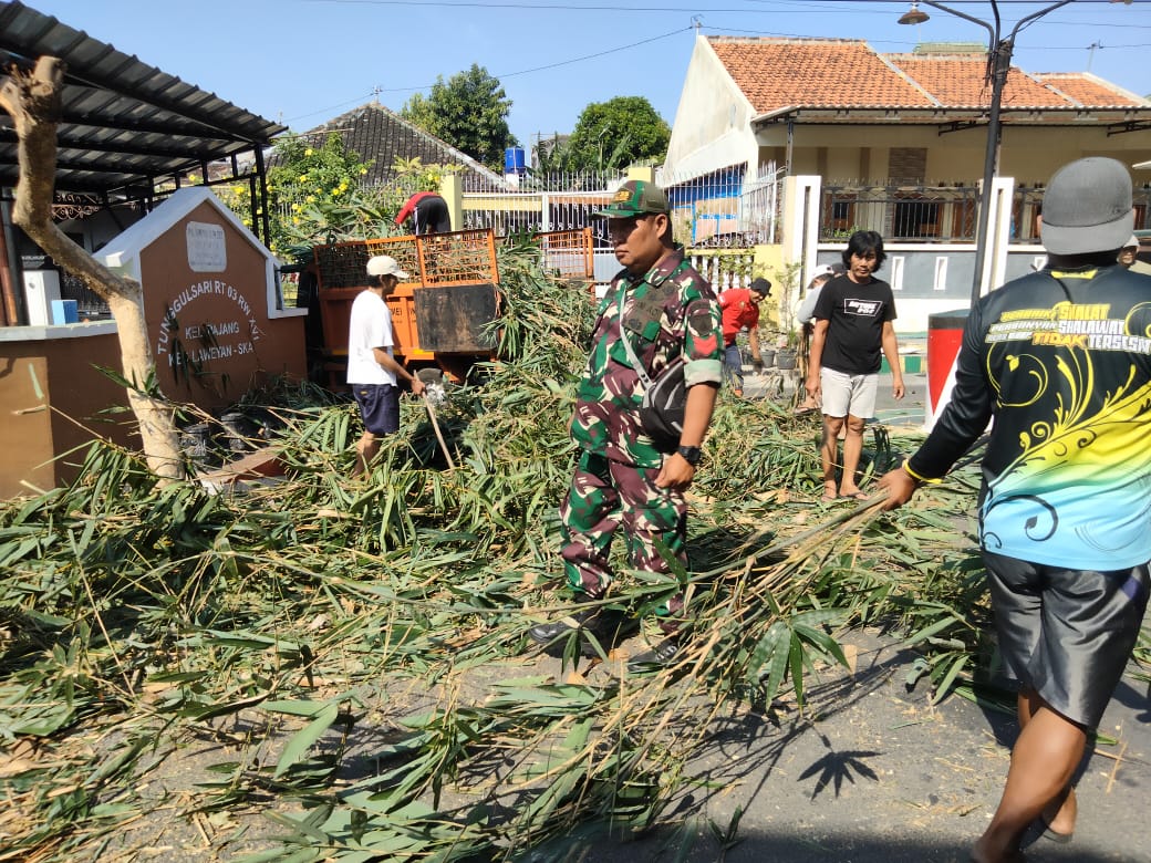 Babinsa Pajang Bersama Warga Bahu-membahu Bersihkan Rumpun Bambu