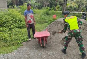 Babinsa Posramil 05/PC Serda Irwan Bantu Proses Pembangunan Rumah Warga Agar Memiliki Tempat Tinggal Yang Layak Huni