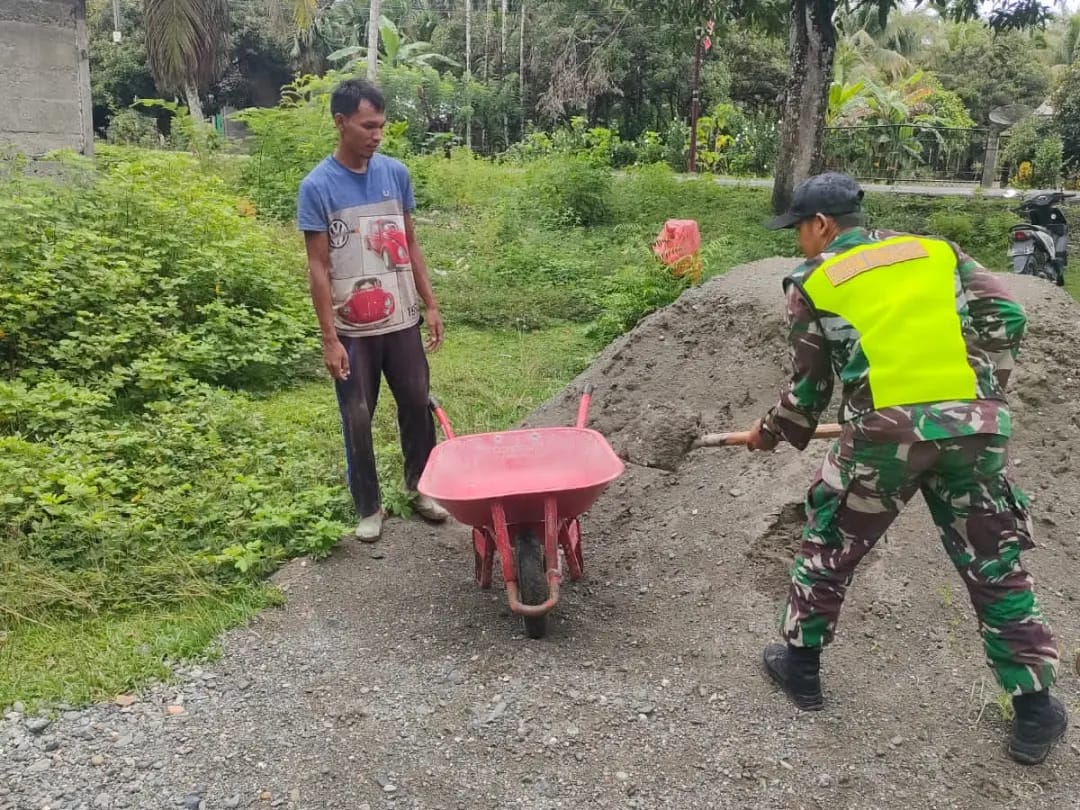 Babinsa Posramil 05/PC Serda Irwan Bantu Proses Pembangunan Rumah Warga Agar Memiliki Tempat Tinggal Yang Layak Huni