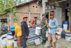 Babinsa Wonosegoro Bantu Salurkan Air Bersih di Desa Jatilawang