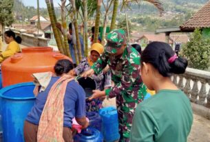 Babinsa bersama Relawan Merapi Merbabu Droping Air Bersih