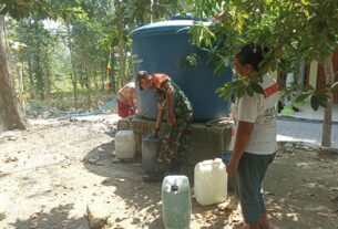 Babinsa dan BPBD Gerak Cepat Salurkan 10 Ribu Liter Air Bersih kepada Masyarakat